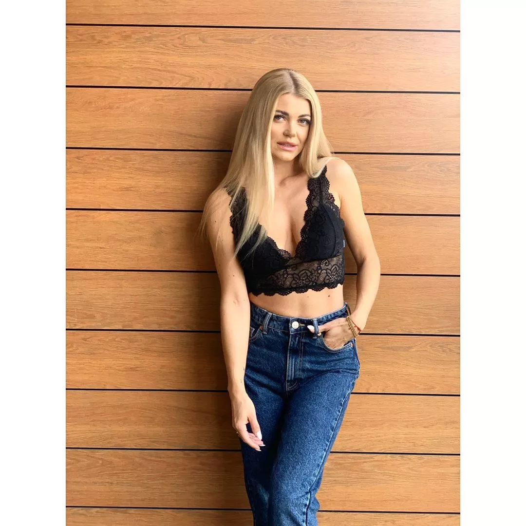 Gwiazda disco polo kusi czerwoną bielizną! Ma na sobie tylko majtki i stanik! 